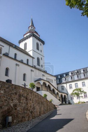 Abadía de San Miguel en Siegburg, Alemania en verano