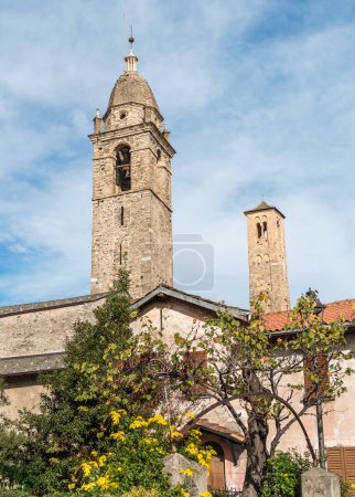 Foto de Vista del campanario de la iglesia católica de San Vito en Cremia, provincia de Como, Lombardía, Italia - Imagen libre de derechos