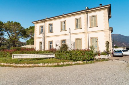 Téléchargez les photos : Côme, Lombardie, Italie - 26 octobre 2022 : Villa Geno dans le parc au bord du lac de Côme. - en image libre de droit