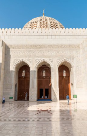 Foto de Mascate, Omán, Oriente Medio - 10 de febrero de 2020: Puertas arqueadas y puertas de madera tallada que conducen a la Gran Mezquita del Sultán Qaboos. - Imagen libre de derechos