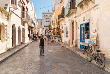 Foto de Favignana, Trapani, Italia - 22 de septiembre de 2016: Calle urbana con casas típicas mediterráneas en la isla Favignana en Sicilia. - Imagen libre de derechos