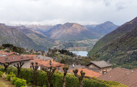 Foto de Vista panorámica desde Ramponio Verna, provincia de Como, Lombardía, Italia - Imagen libre de derechos