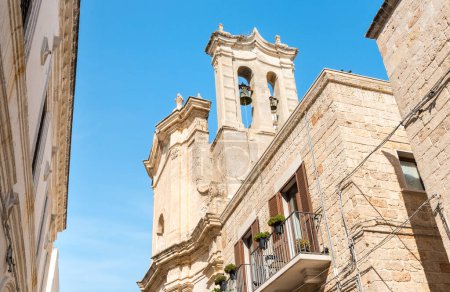 Téléchargez les photos : Clocher de l'église du purgatoire, anciennement chapelle San Martino dans le centre historique de Polignano a Mare, Italie - en image libre de droit