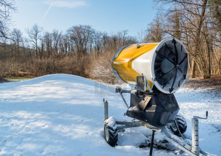Cañón de nieve para la producción de nieve artificial para pistas de esquí. Sistema de nieve artificial.