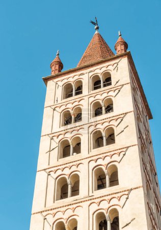 Blick auf den Glockenturm der Kathedrale Santo Stefano vom Domplatz im historischen Zentrum von Biella, Piemont, Italien
