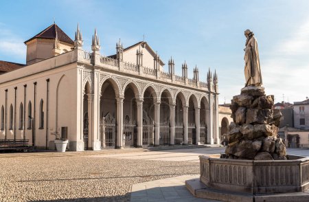 Fachada de la Catedral de Santo Stefano en Piazza Duomo en el centro histórico de Biella, Piamonte, Italia