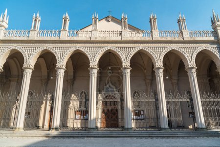 Fachada de la Catedral de Santo Stefano en Piazza Duomo en el centro histórico de Biella, Piamonte, Italia