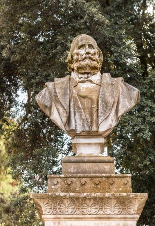 Denkmal für Giuseppe Garibaldi auf einer Steinsäule in den zentralen Gärten von Lecce, Apulien, Italien 