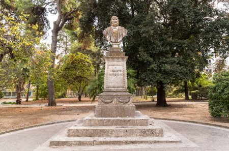 Monument à Giuseppe Garibaldi au sommet d'un pilier de pierre, situé dans les jardins centraux de Lecce, Pouilles, Italie 