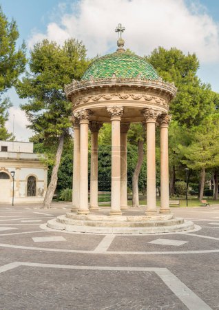 Antike Gartenlaube in den öffentlichen Gärten von Giuseppe Garibaldi, Villa Comunale in Lecce, Apulien, Italien