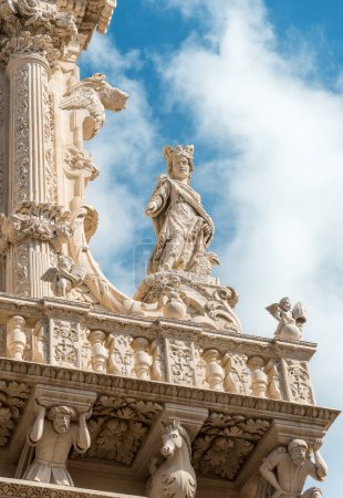 Detalle de la fachada de la Basílica de Santa Croce en el centro histórico de Lecce, Puglia, Italia