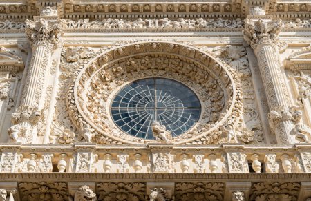 Detalle de la fachada de la Basílica de Santa Croce en el centro histórico de Lecce, Puglia, Italia