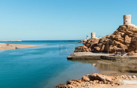 Téléchargez les photos : Landscape of the bay of Sur with Al Ayjah Lighthouse and fort on the rock, Sultanate of Oman in the Middle East. - en image libre de droit