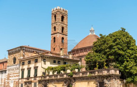 Blick auf den Glockenturm der Kirche Santi Giovanni e Reparata, von der Piazza San Martino, im ältesten Teil des historischen Zentrums von Lucca, Toskana, Italien