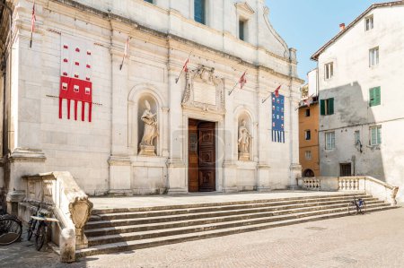 Entrada de la Iglesia de los Santos Paolino y Donato o San Paolino, en el centro histórico de Lucca, Toscana, Italia