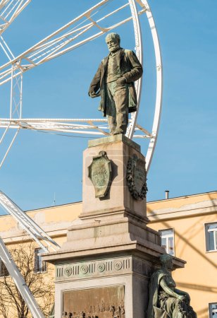 Denkmal für Quintino Sella, vor dem Sozialtheater Villani, im Zentrum von Biella, Piemont, Italien