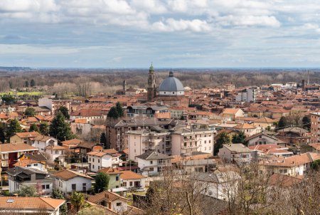 Blick von oben auf die Stadt Gattinara mit der Pfarrkirche San Pietro Apostolo, Provinz Vercelli, Piemont, Italien