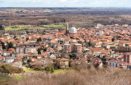 Vue de dessus sur la ville de Gattinara avec l'église paroissiale de San Pietro Apostolo, province de Vercelli, Piémont, Italie