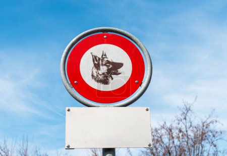 No se permiten perros signo en la zona de baño de Gambarogno, Ticino, Suiza