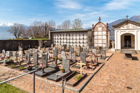 Téléchargez les photos : Vira Gambarogno, Tessin, Suisse - 21 mars 2024 : Vue du cimetière public Vira, Gambarogno dans le canton du Tessin. - en image libre de droit