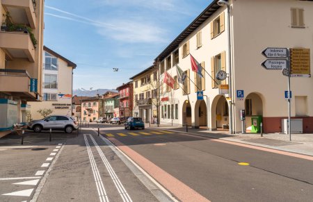 Téléchargez les photos : Vira Gambarogno, Tessin, Suisse - 21 mars 2024 : rue principale de Vira Gambarogno, la ville surplombe le lac Majeur, district de Locarno dans le canton du Tessin. - en image libre de droit