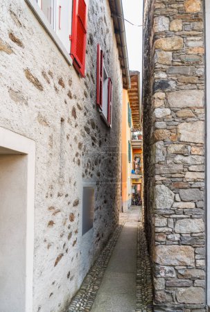 Téléchargez les photos : Rue étroite dans le centre historique de Vira Gambarogno, la ville surplombe le lac Majeur, quartier de Locarno, Tessin, Suisse - en image libre de droit