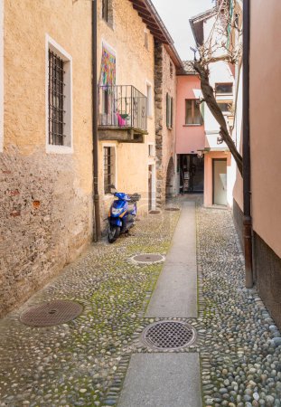 Calle estrecha en el centro histórico de Vira Gambarogno, la ciudad tiene vistas al lago Maggiore, distrito de Locarno, Ticino, Suiza