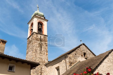 Blick auf den Glockenturm der Kirche St. Peter und Paul (Santi Pietro e Paolo) in Vira Gambarogno, Bezirk Locarno, Tessin, Schweiz.