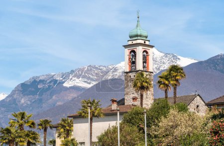 Blick auf den Glockenturm der Kirche St. Peter und Paul (Santi Pietro e Paolo) in Vira Gambarogno, Bezirk Locarno, Tessin, Schweiz.