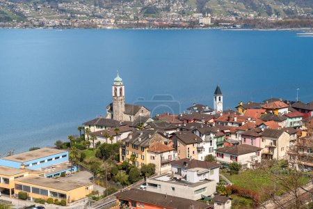 Blick von oben auf Vira Gambarogno, die Stadt mit Blick auf den Lago Maggiore, Bezirk Locarno, Tessin, Schweiz