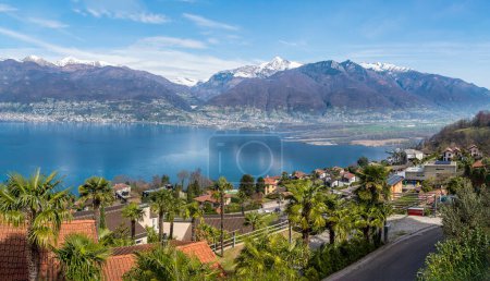 Téléchargez les photos : Paysage du lac Majeur avec village Fosano et montagnes en arrière-plan, Vira Gambarogno, Tessin, Suisse - en image libre de droit