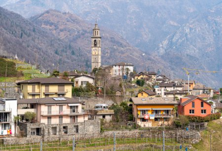 Vista del pueblo de Intragna con la iglesia de San Gottardo, fracción del Centovalli, distrito de Locarno, en el cantón de Ticino, Suiza