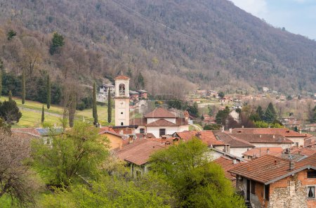 Vista del campanario de Santa Maria en la iglesia de Zuigno en Casalzuigno, provincia de Varese, Lombardía, Italia