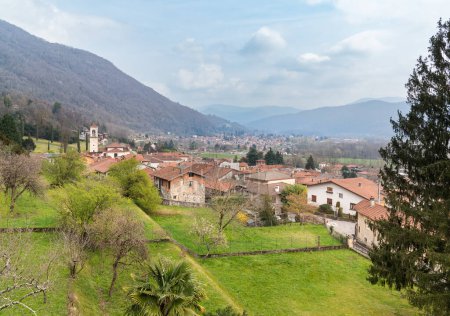 Paisaje del pueblo de Casalzuigno en Valcuvia, provincia de Varese, Lombardía, Italia