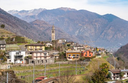 Vue du village d'Intragna avec l'église San Gottardo, fraction des Centovalli, district de Locarno, dans le canton du Tessin, Suisse