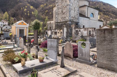 Téléchargez les photos : Sant Abbondio, Gambarogno, Suisse - 9 avril 2024 : Vue du cimetière Saint Abbondio, Ranzo, Gambarogno dans le canton du Tessin. - en image libre de droit