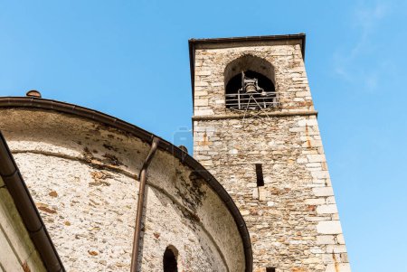Blick auf den Glockenturm der Kirche St. Peter und Paul (Santi Pietro e Paolo) in Sant Abbondio in Gambarogno, Bezirk Locarno, Tessin, Schweiz.