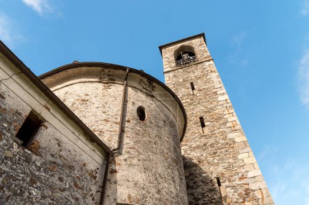 Vista del campanario de la Iglesia de los Santos Pedro y Pablo (Santi Pietro e Paolo) en Sant Abbondio ubicación en Gambarogno, distrito de Locarno, Ticino, Suiza.