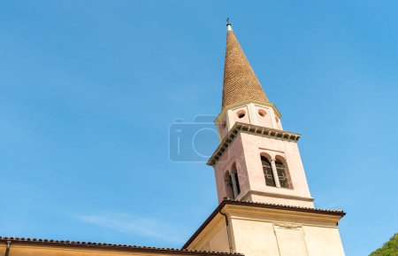Blick auf den Glockenturm der Kirche San Carpoforo in Bissone, Bezirk Lugano, Tessin, Schweiz.