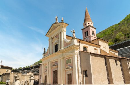 La iglesia parroquial de San Carpoforo en Bissone, distrito de Lugano, Ticino, Suiza.