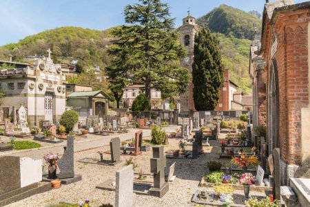 Foto de Rovio, Lugano, Suiza - 21 de marzo de 2024: Vista del cementerio público en Rovio, distrito de Lugano en el cantón de Ticino. - Imagen libre de derechos