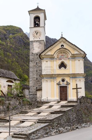 La iglesia parroquial de Santa Maria degli Angeli en Lavertezzo, valle de Verzasca, distrito de Locarno, Suiza