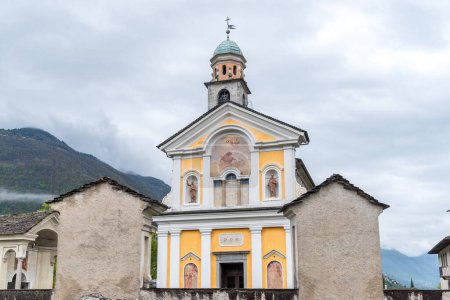 Téléchargez les photos : L'église paroissiale de San Lorenzo martyr à Losone, district de Locarno, Tessin, Suisse - en image libre de droit