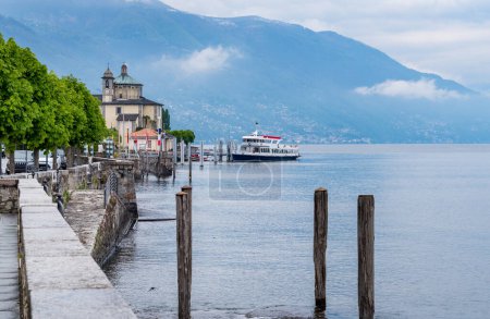 Foto de El muelle con un ferry en Cannobio en el lago Maggiore, provincia de Verbano Cusio Ossola en Piamonte, Italia - Imagen libre de derechos