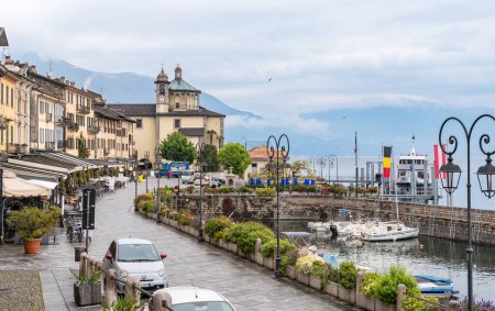 Foto de Cannobio, Piamonte, Italia - 26 de abril de 2024: Lakefront of Cannobio, el popular complejo vacacional en la orilla del Lago Mayor en Piamonte. - Imagen libre de derechos