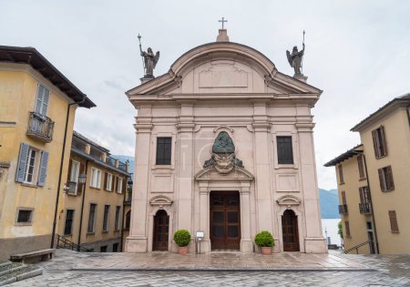 Fassade des Heiligtums der SS. Pieta am Seeufer von Cannobio, Piemont, Italien