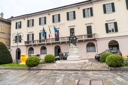Foto de Cannobio, Piamonte, Italia - 26 de abril de 2024: Palacio del Ayuntamiento a orillas del lago de Cannobio. - Imagen libre de derechos