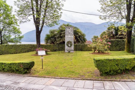 Foto de Cannobio, Piamonte, Italia - 26 de abril de 2024: Monumento a los partisanos de Cannobio, de forma rectangular, situado en una zona verde de Cannobbio. - Imagen libre de derechos