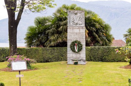 Foto de Cannobio, Piamonte, Italia - 26 de abril de 2024: Monumento a los partisanos de Cannobio, de forma rectangular, situado en una zona verde de Cannobbio. - Imagen libre de derechos