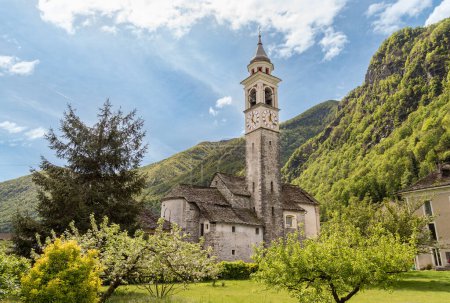 Die Pfarrkirche der Beata Vergine Assunta in Moghegno, Weiler Maggia im Kanton Tessin, Schweiz
